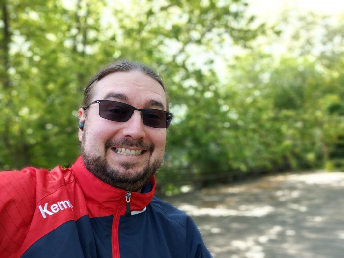 Die Frontkamera des Axon 10 Pro macht in schwierigen Bildsituationen manchmal Fehler bei der Trennung zwischen Vorder- und Hintergrund. (Bild: Tobias Költzsch/Golem.de)